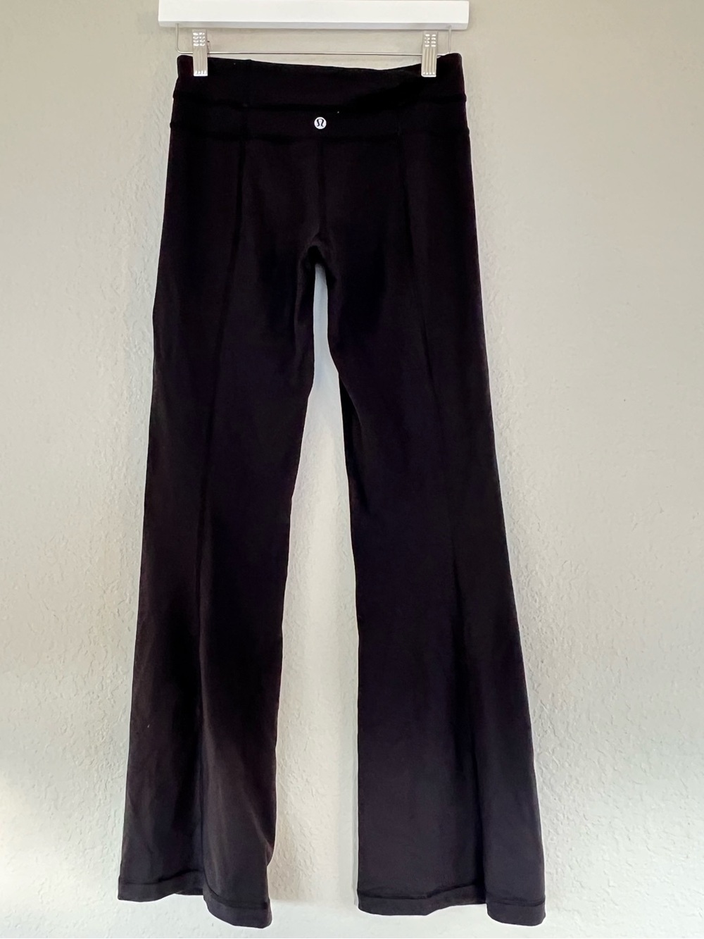 Lululemon Black Groove Flared Yoga Pants sz 4 athletic yoga Pilates Athleisure